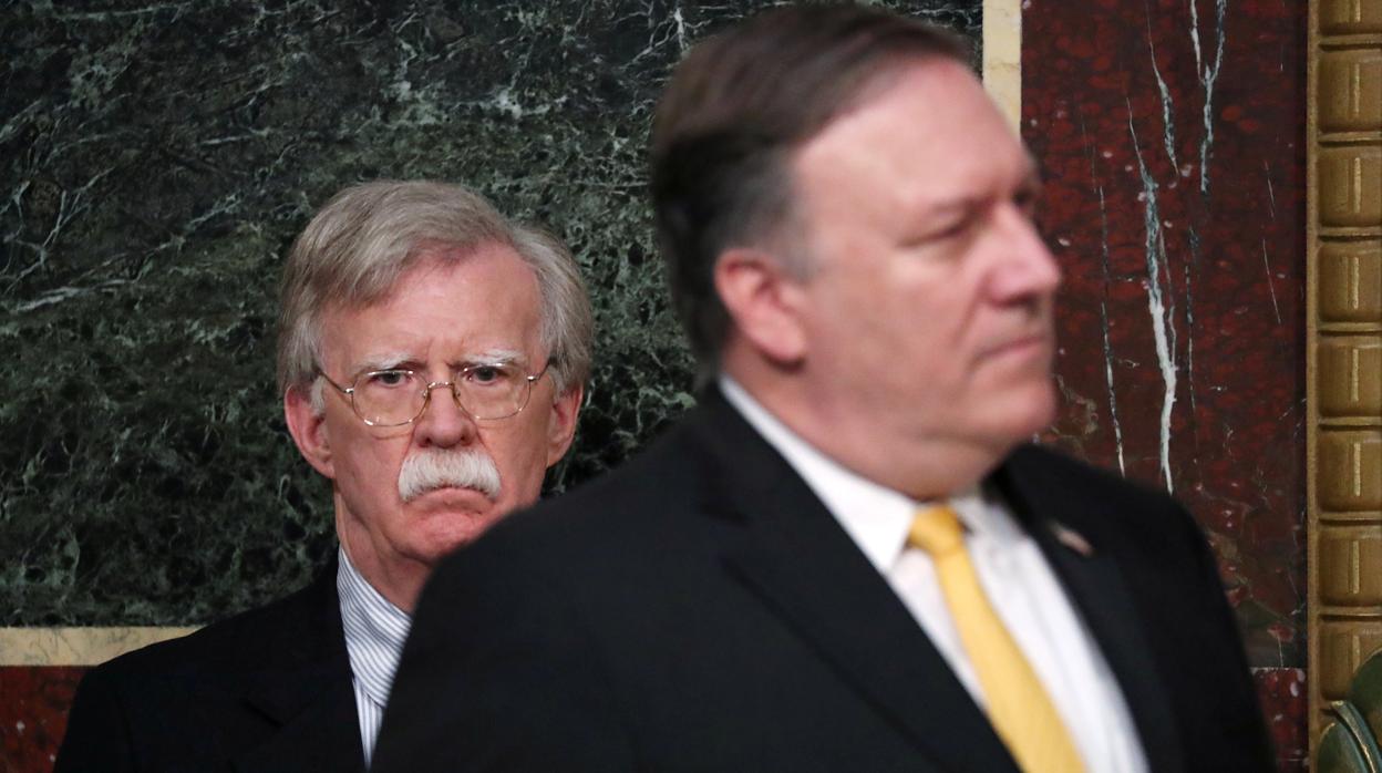 El ex consejero de Segunidad Nacional, John Bolton ,y, en primer término, el secretario de Estado, Mike Pompeo