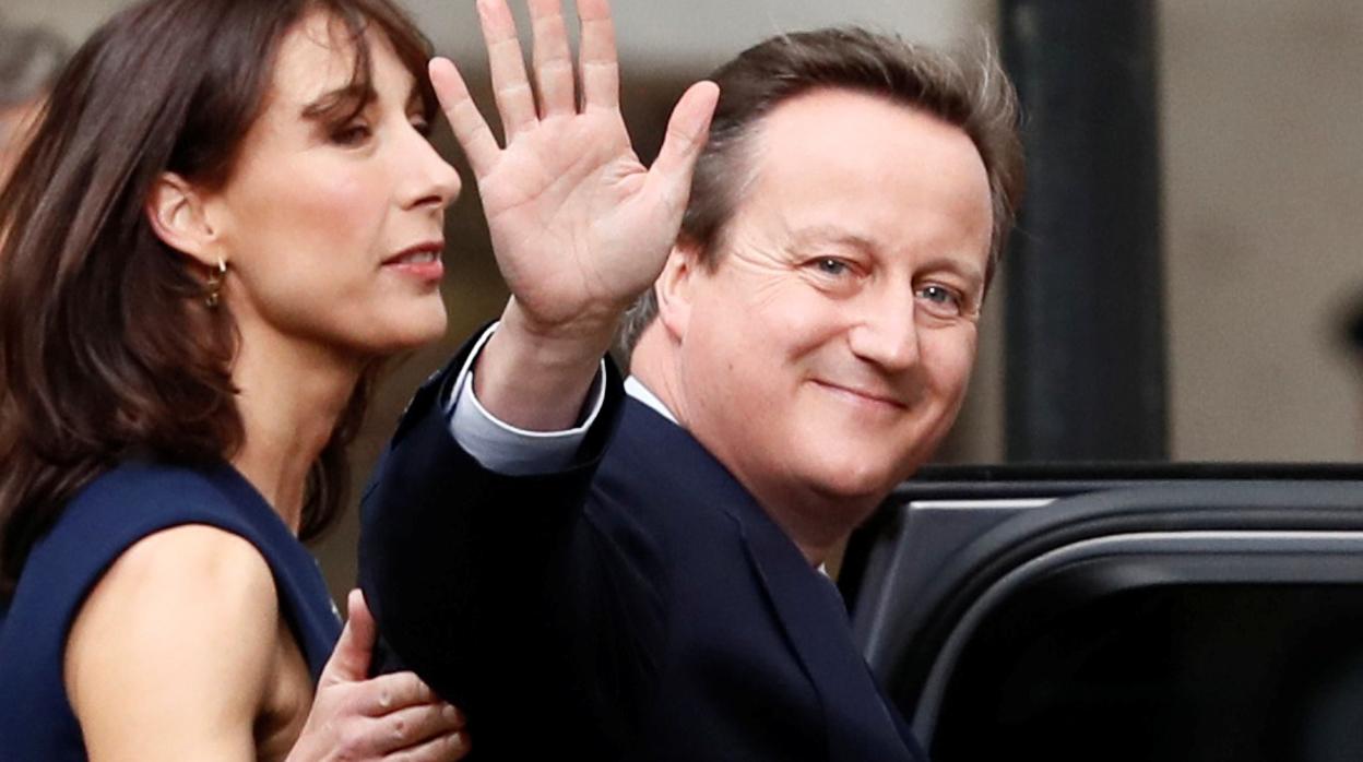 El ex primer ministro del Reino Unido David Cameron, acompañado por su esposa, Samantha