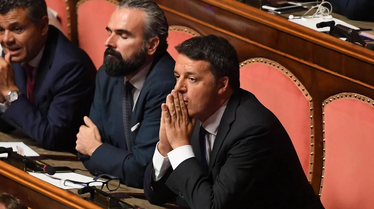El senador Matteo Renzi, a la derecha, en el Parlamento italiano la semana pasada