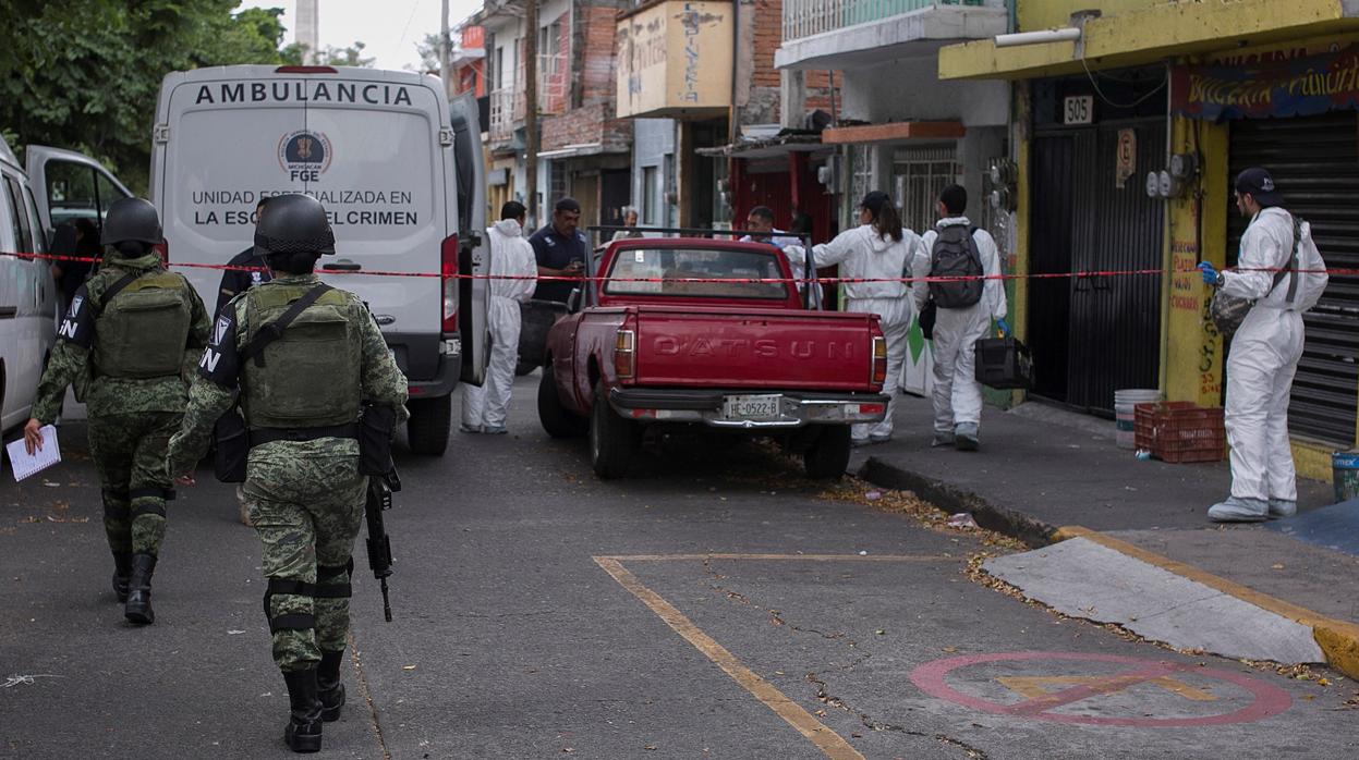 Efectivos de la Guardia Nacional y peritos forenses asisten a la escena de un crimen, en Morelia (México), el pasado 4 de septiembre