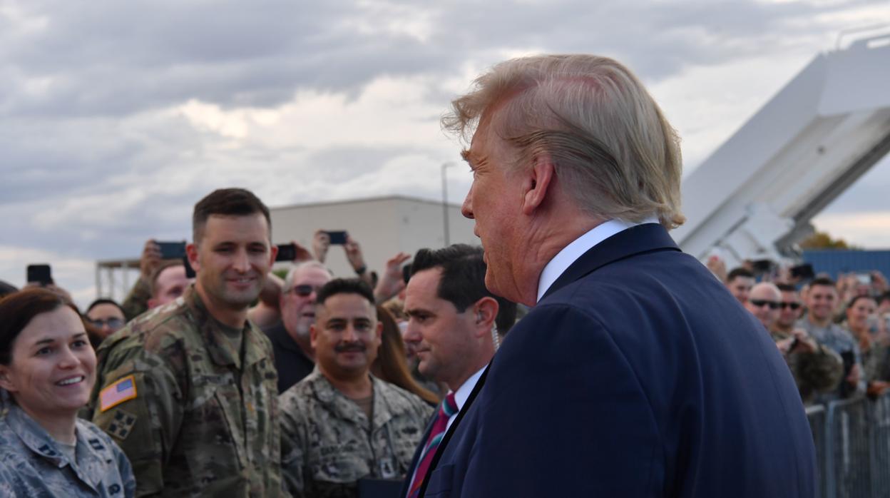 El presidente Trump saluda a un grupo de militares en el aeropuerto de Albuquerque