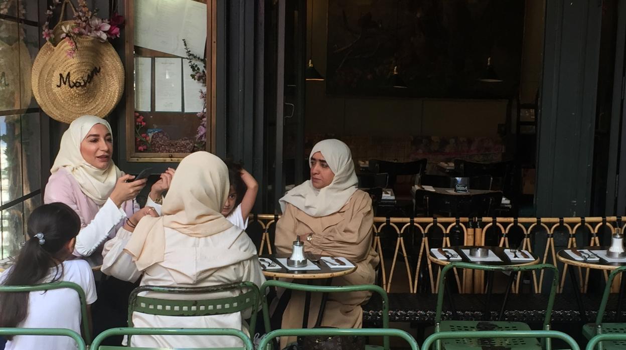 Un grupo de musulmanas en un café de París