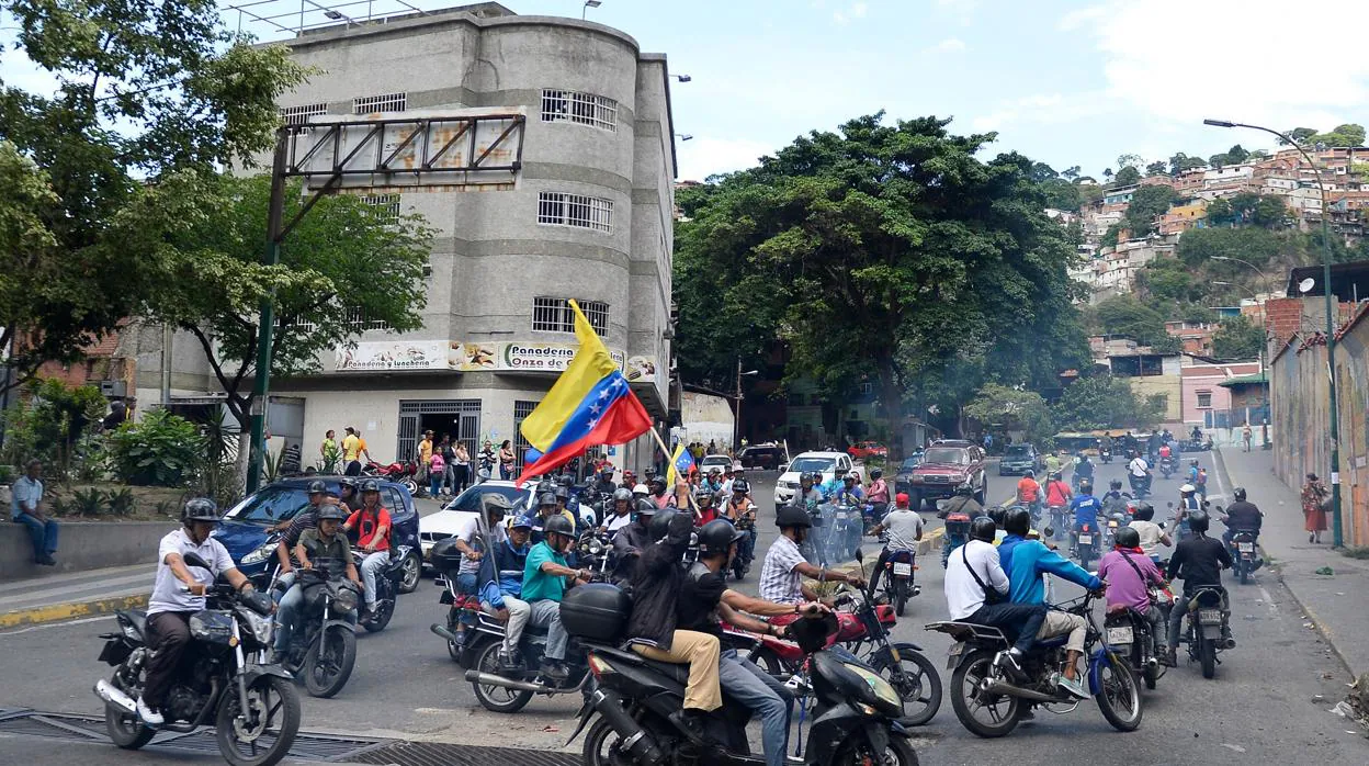 Motoristas simpatizantes del Gobierno chavista impidieron que el presidente encargado Juan Guaidó realizara un acto en el barrio caraqueño del Guarataro