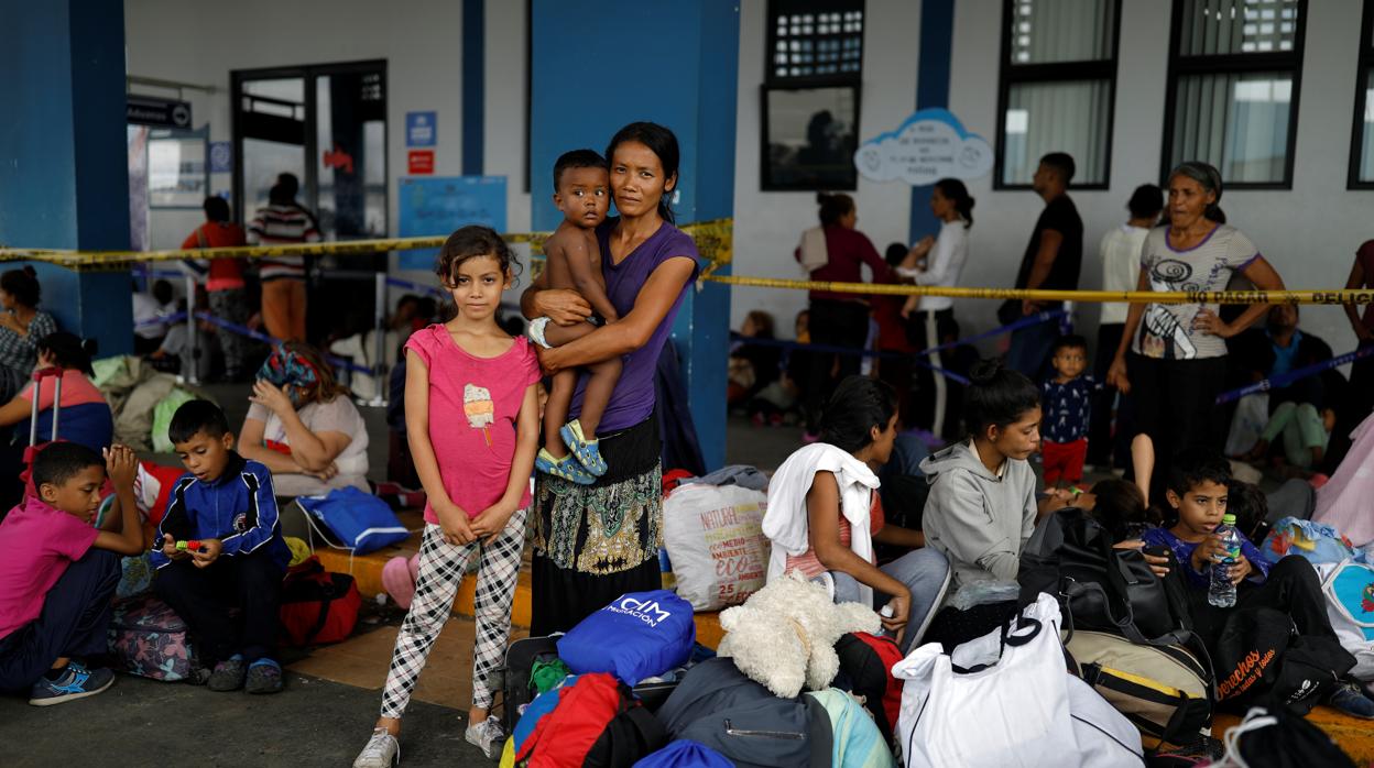 Emigrantes venezolanos en la frontera de Ecuador con Perú
