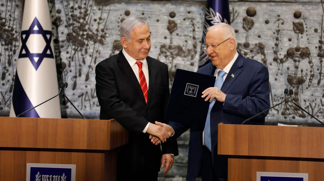 Netanyahu recibe el encargo de formar gobierno por el presidente, Reuvén Rivlin, hoy en Jerusalén