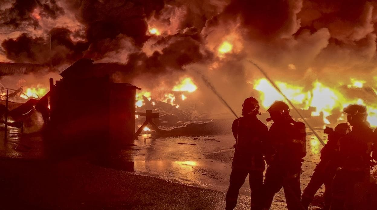 El espectacular incendio de una fábrica de productos químicos en Ruán