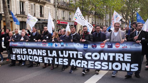 Los policías franceses se manifiestan en París contra Macron