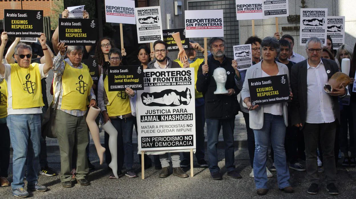 Asistentes a la protesta convocada por Reporteros sin Fronteras y Amnistía Internacional en la puerta de la Embajada de Arabia Saudí en Madrid