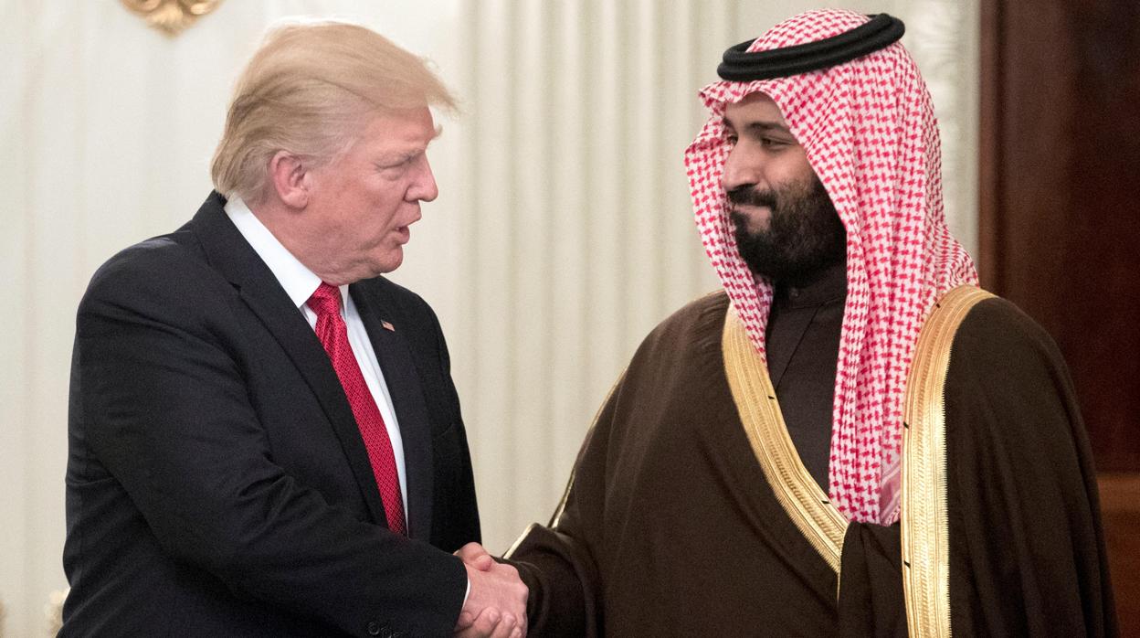 Trump estrecha la mano del Príncipe heredero de Arabia Saudí, Mohamed bin Salman