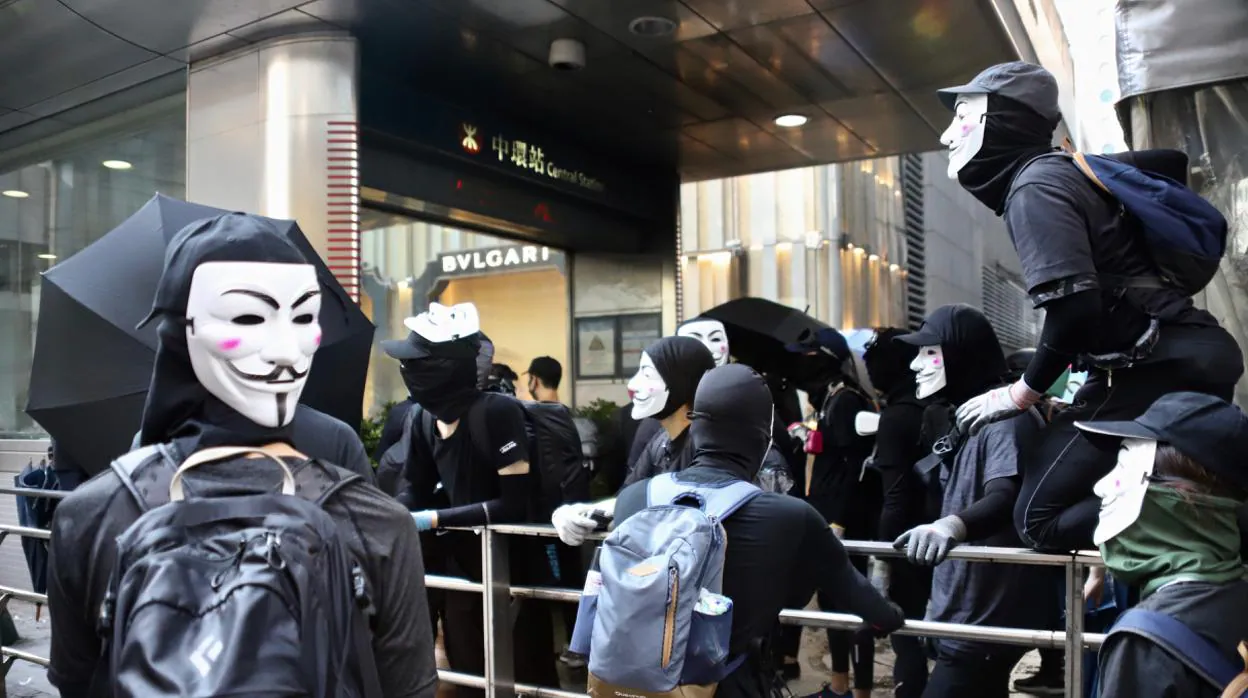 Para ocultar su rostro y protegerse de los gases lacrimógenos, los manifestantes de Hong Kong llevan desde máscaras con filtros hasta caretas del revolucionario inglés Guy Fawkes, famoso por la película «V de Vendetta»