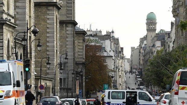 Un empleado de la Prefectura de París, convertido al islam, asesina a cuatro policías