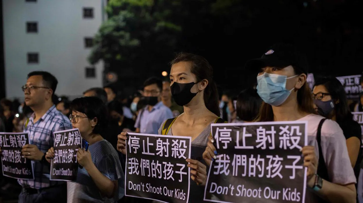 Manifestantes sostienen pancartas en las que se puede leer «No dispares a nuestros niños»