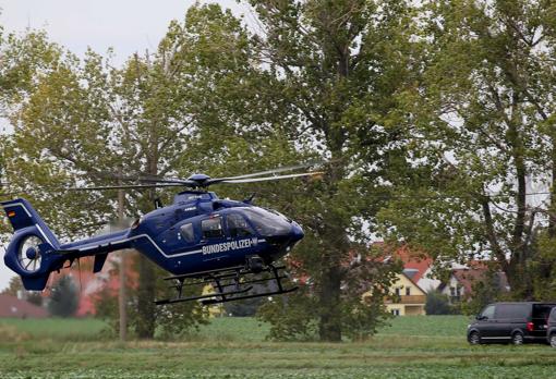 Un helicóptero de la Policía aterriza entre Wiedersdorf y Landsberg, cerca de Halle