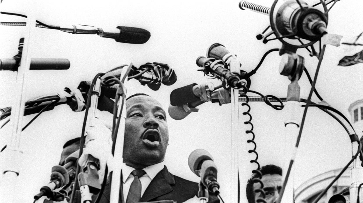 Martin Luther King habla ante una multitud de 25.000 personas en Montgomery, Alabama