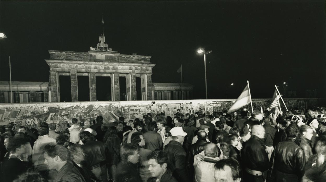 Alemanes festejando la caída del Muro de Berlín