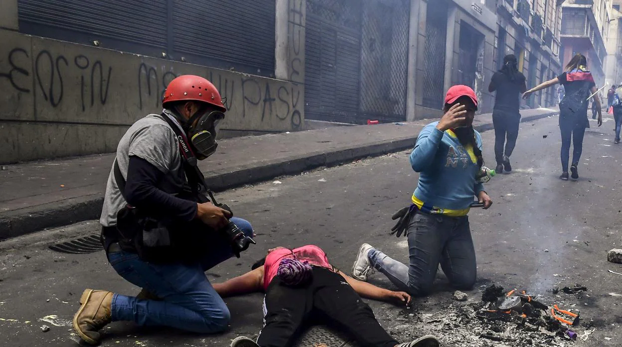 Un manifestante permanece tumbado en el suelo durante las protestas este jueves en Quito