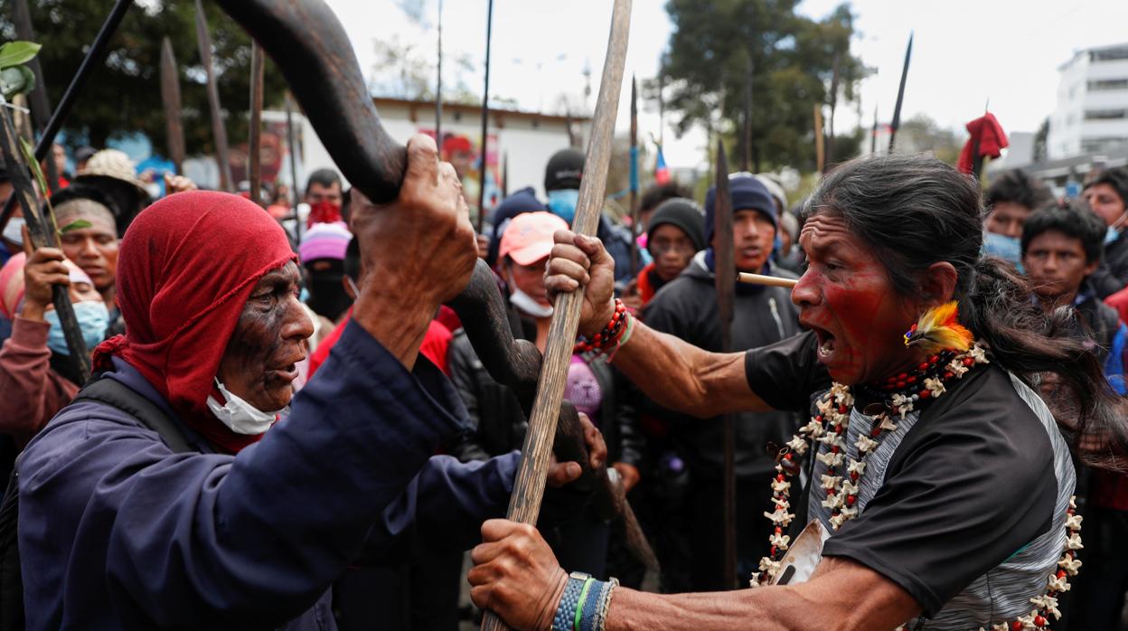 Indigenas participan hoy en las protestas contra las medidas económica aprobadas por el Gobierno de Moreno en Ecuador