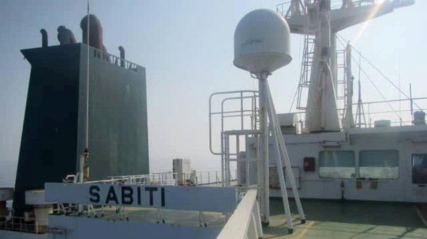 Denuncian que dos misiles saudíes alcanzan un petrolero iraní y provoca un vertido en el Mar Rojo