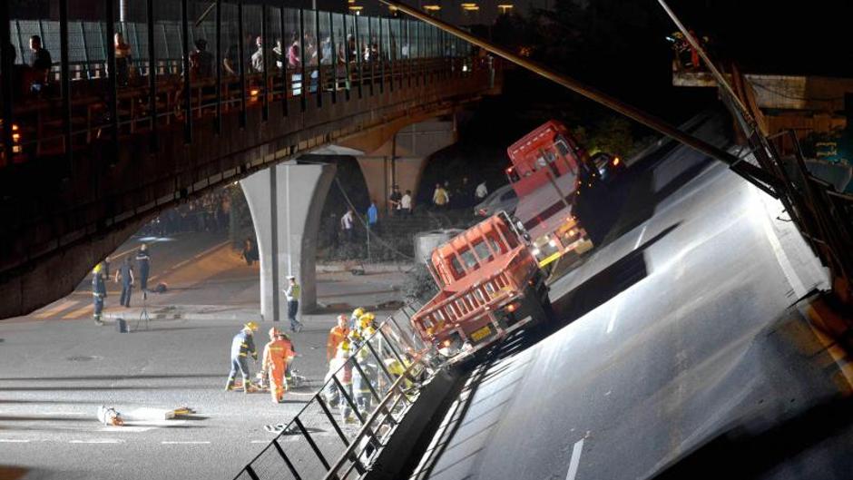 Graban el momento en el que el puente de una autopista china se colapsa sobre varios coches