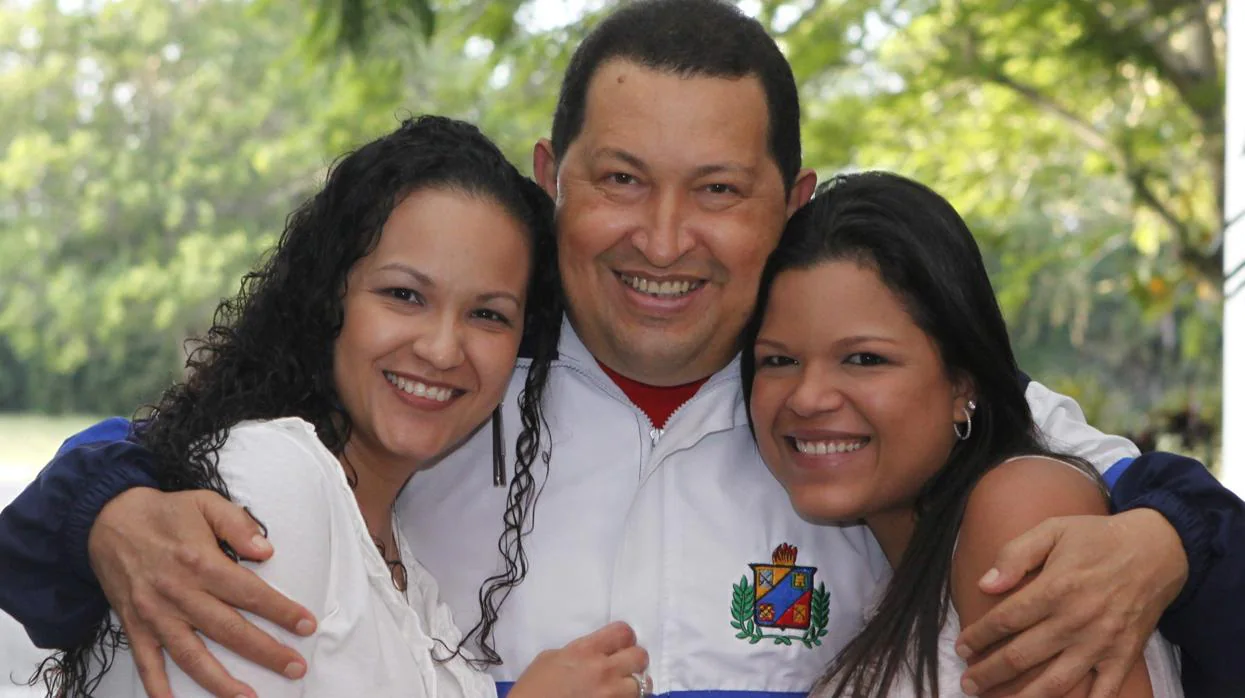 Hugo Chávez con dos de sus hijas, Rosa Virginia (izquierda) y María Gabriela (derecha)