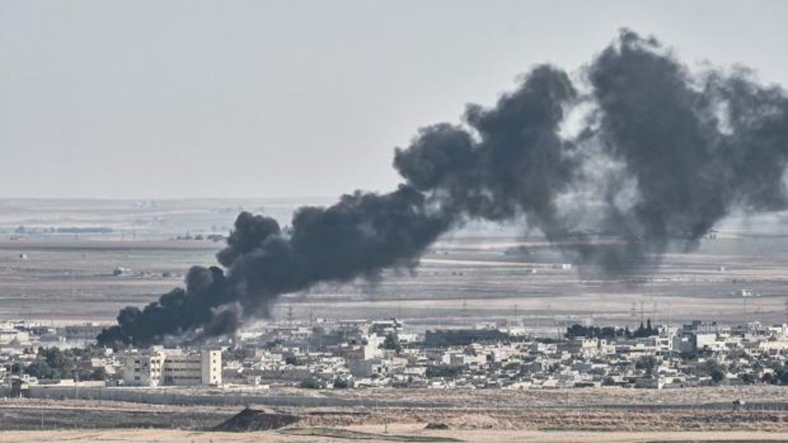 La ciudad de Ras al Ain, en el norte de Siria, donde este domingo combatían por su control las fuerzas apoyadas por Turquía y las milicias kurdas