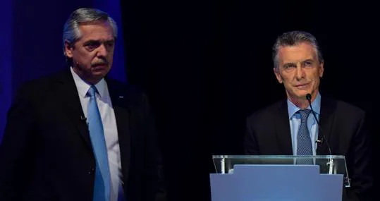 A la izquierda, Alberto Fernández, y a la derecha, Mauricio Macri