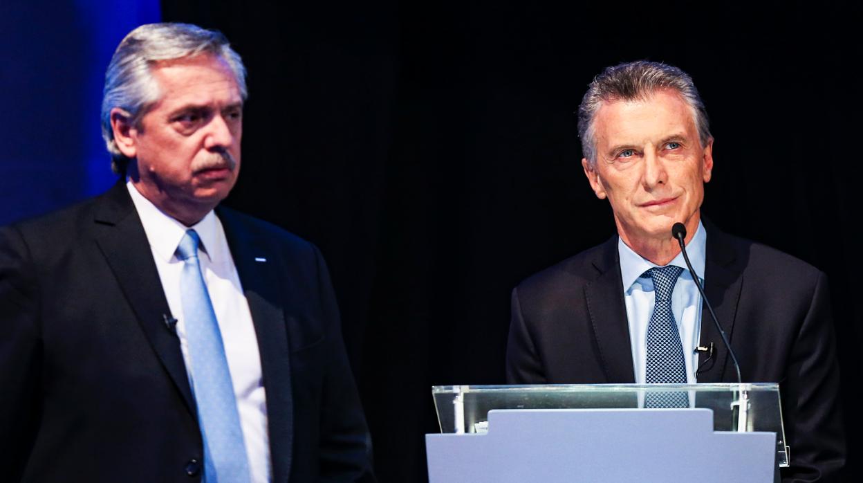 El presidente argentino, Mauricio Macri, junto al candidato Alberto Fernández durante el debate