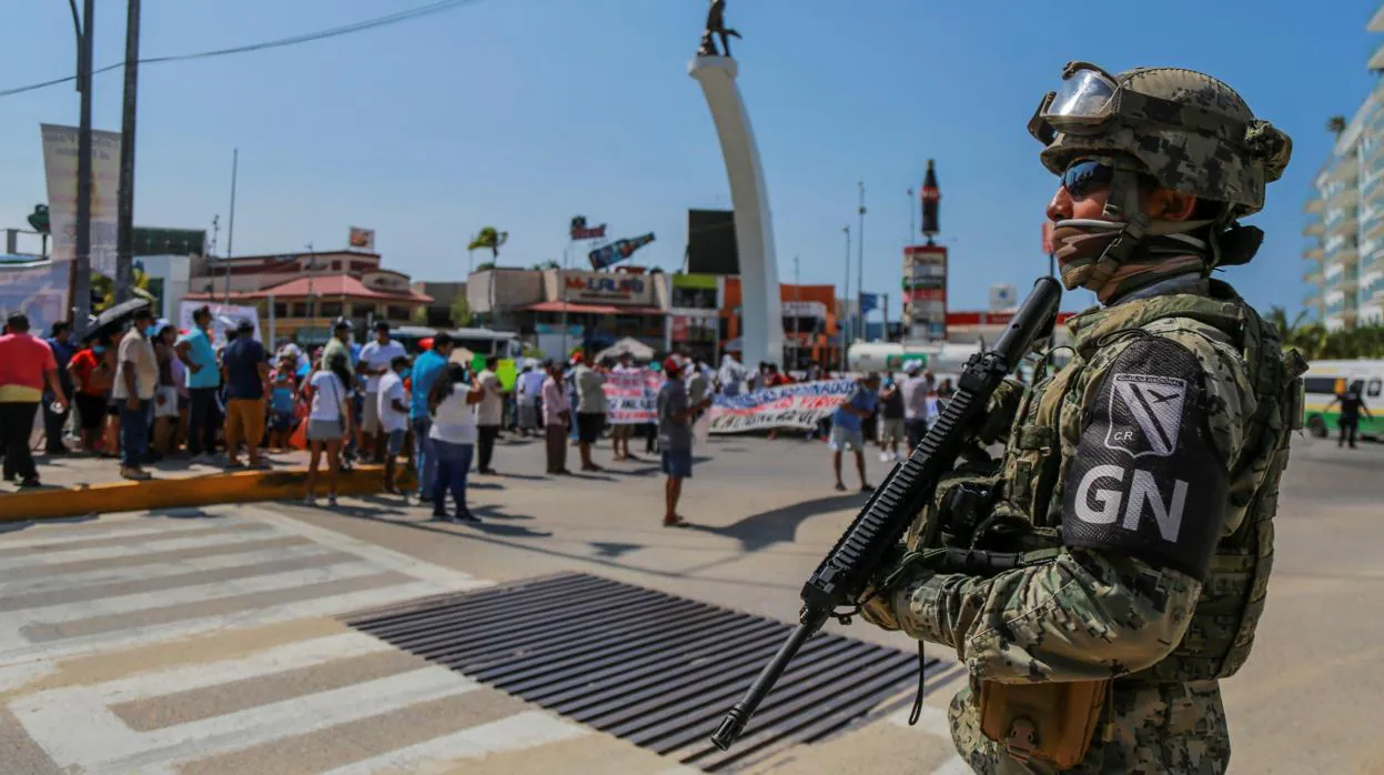 Un miembro de la Guardia Nacional, ante una reciente manifestación para pedir más seguridad en Acapulco