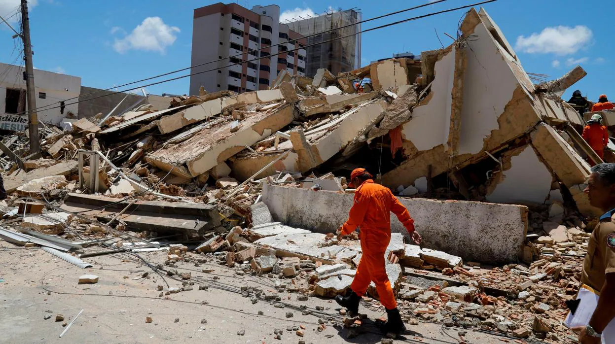 Fotografía de los escombros tras el derrumbe de un edificio residencial de siete pisos