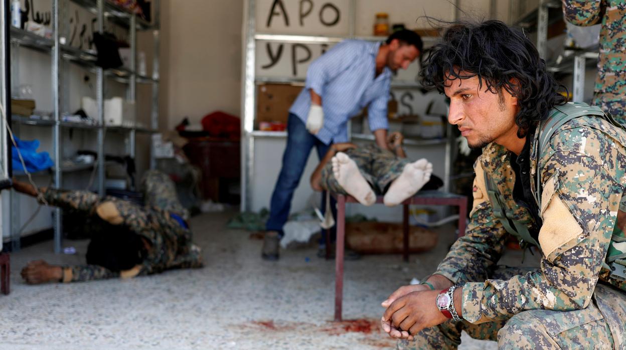 Hospital de campaña de militantes kurdos durante la guerra contra los yihadistas, cerca de Raqa