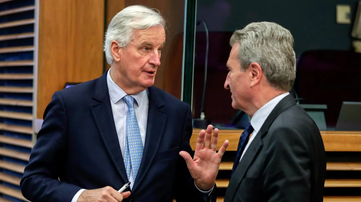 El negociador de la UE, Michel Barnier, habla con el negociador de Reino Unido, Guenther Oettinger