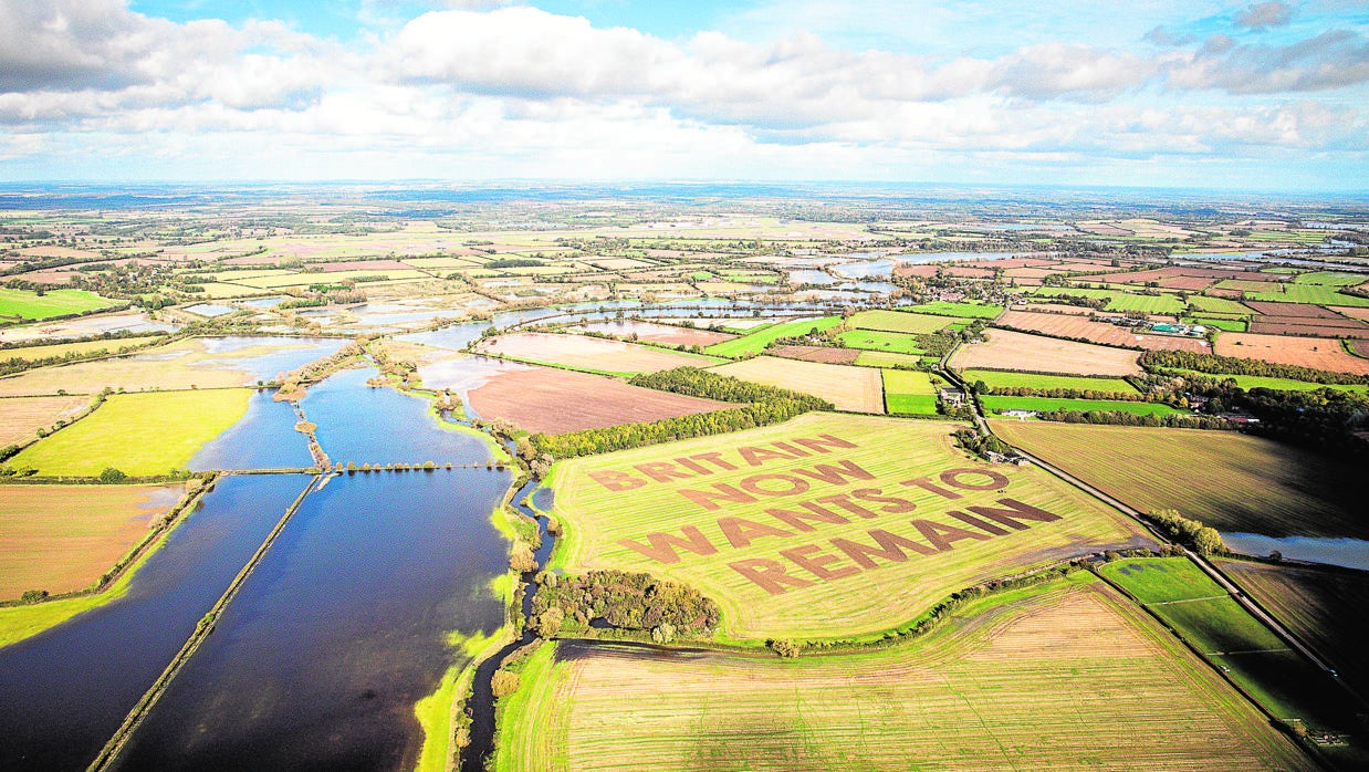 "Gran Bretaña ahora quiere quedarse» se puede leer en campo de cultivo