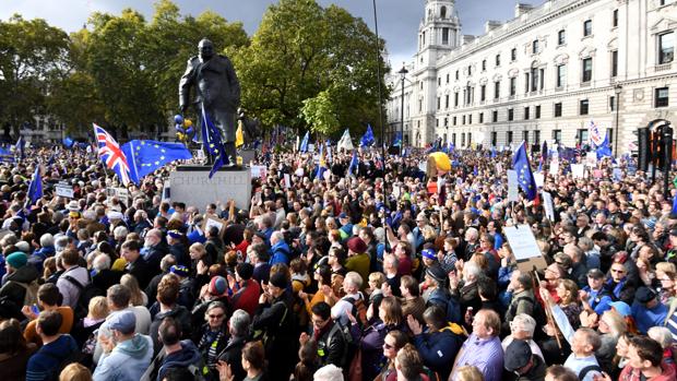 Miles de británicos se manifiestan para pedir un segundo referéndum