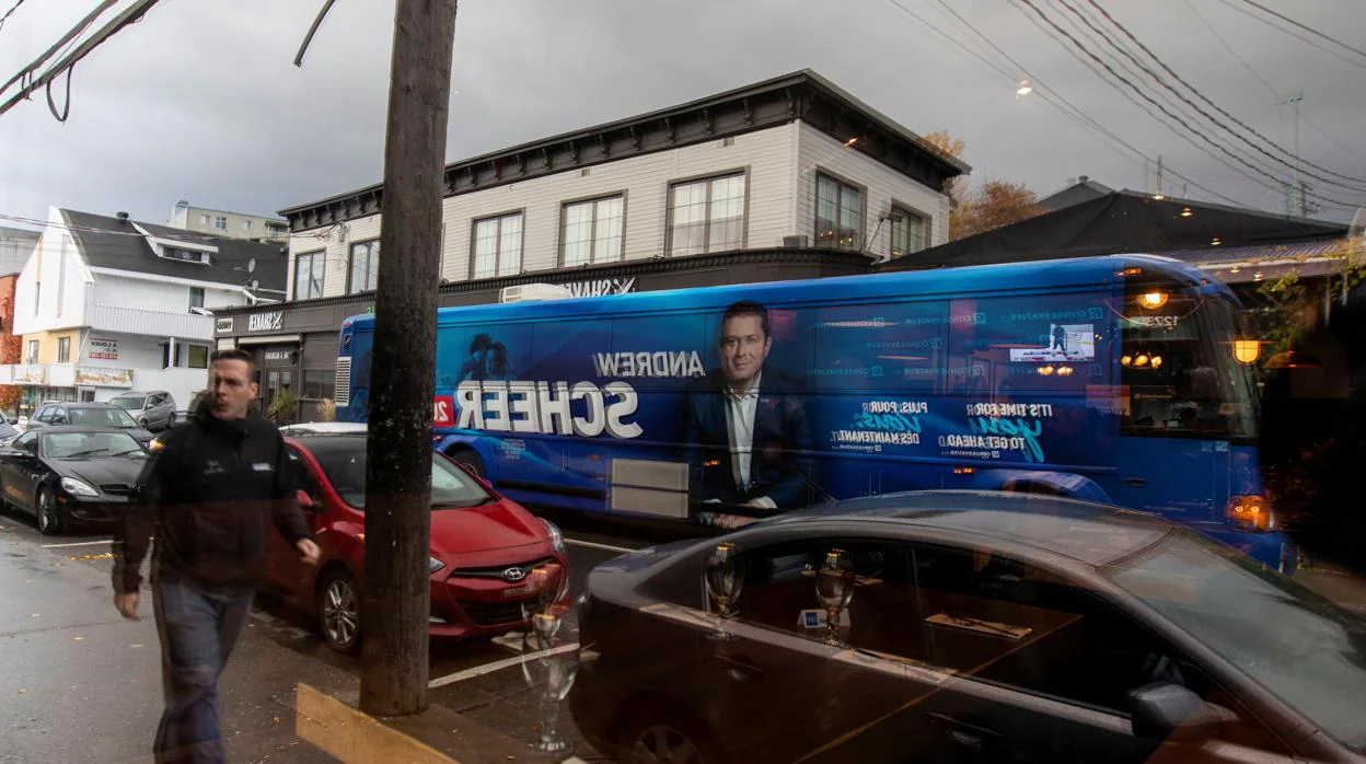 Un autobús de campaña del partido Conservador en Saint-Georges (Quebec)