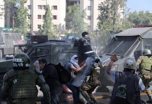 Choques entre manifestantes y policías en Santiago de Chile