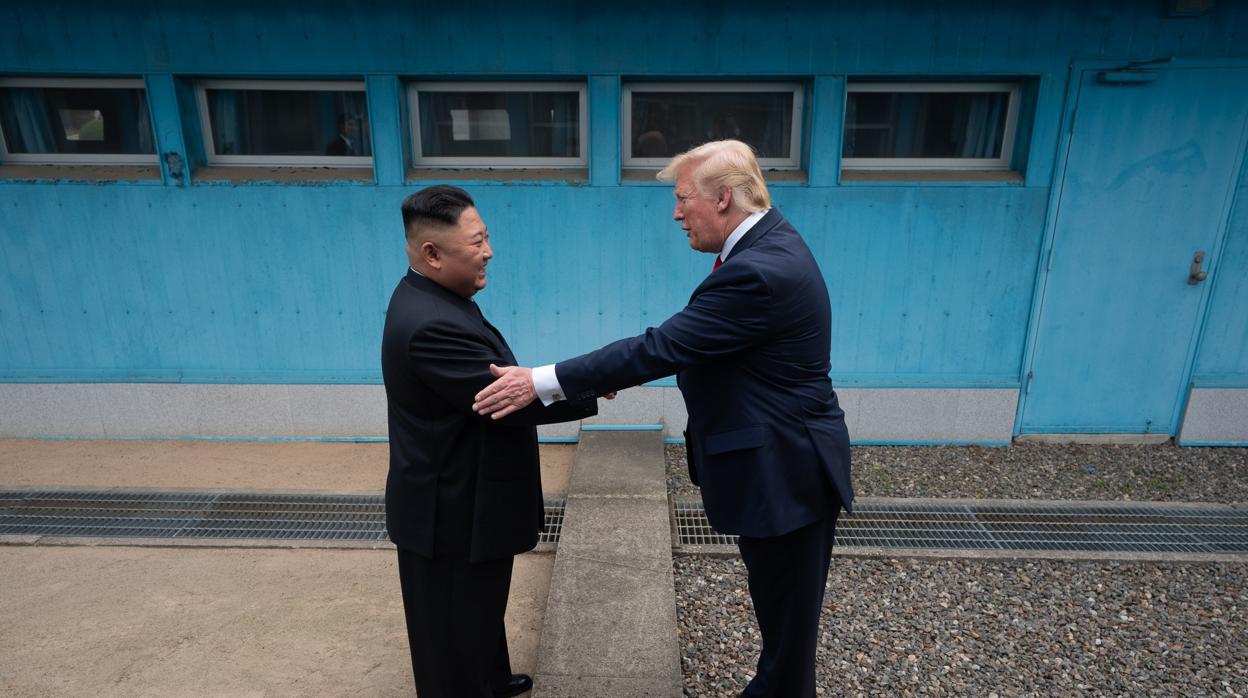 Trump saluda a Kim Jong-un durante su visita a Corea del Norte