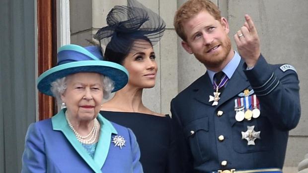 La Reina Isabel II retira la foto de Harry y Meghan del Palacio de Buckingham