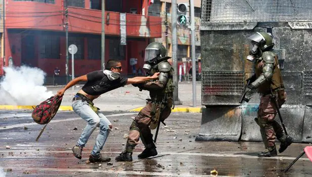 Evacúan el Congreso de Chile ante los disturbios
