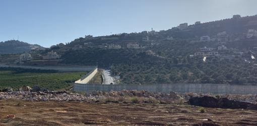A la derecha, sobre la colina y al otro lado del muro, la ciudad libanesa de Kfar Kela