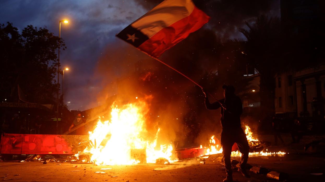 Manifestantes protestan en Santiago para pedir la renuncia de Piñera