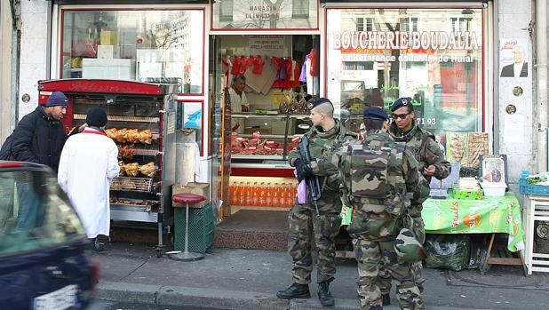 Cinco policías asesinados y cerca de 5.000 heridos en una ola de violencia suburbana en Francia