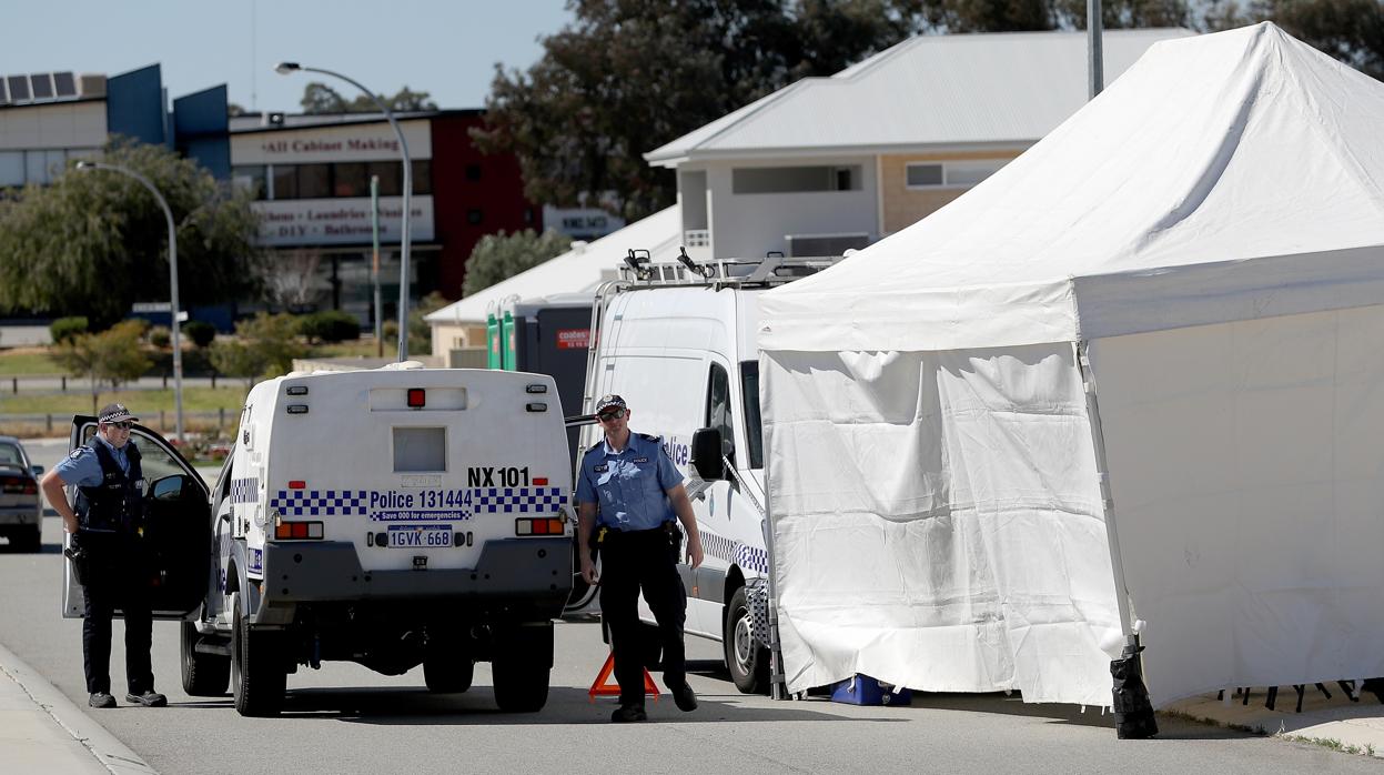 La Policía australiana, frente a la casa en la que fueron hallados los dos cadáveres