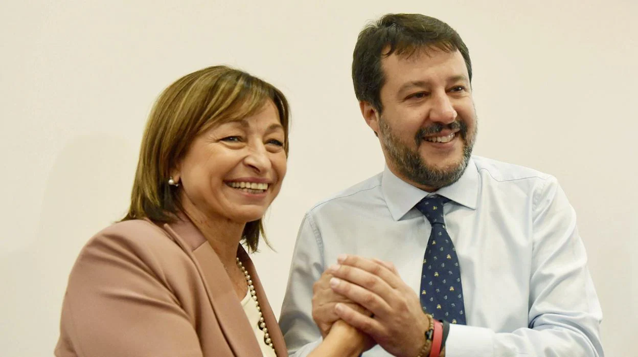 Donatella Tesei celebra la victoria con el secretario de la Liga, Matteo Salvini, en Perugia