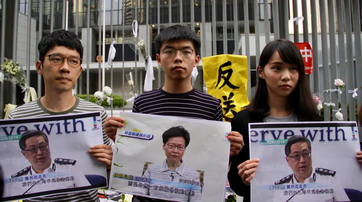 Joshua Wong, en el centro, junto a sus compañeros del partido Demosisto, Agnes Chow y Nathan Lau, en una protesta contra el Gobierno de Hong Kong
