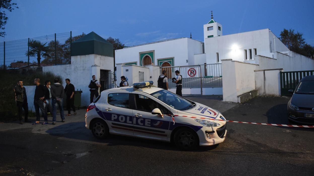 Oficiales de policía rancesas se paran frente a la mezquita de Bayona