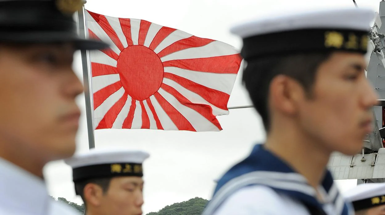 La bandera del Sol Naciente, tras unos marinos de la Fuerza de Autodefensa de Japón