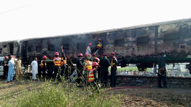 Al menos 73 muertos por la explosión de una bombona de gas en un tren en Pakistán