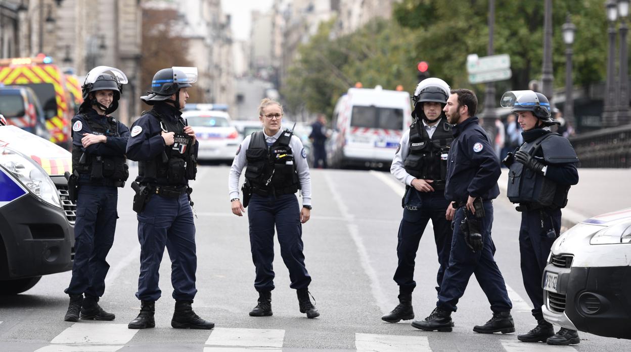 Un grupo de policías en los alrededores de la Prefectura de París, donde un terrorista mató a cuatro personas