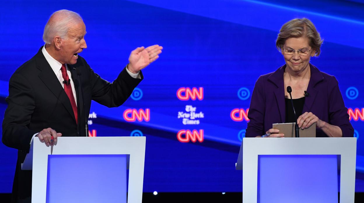 Joe Biden y Elizabeth Warren, durante el último debate de los demócratas, celebrado en Ohio