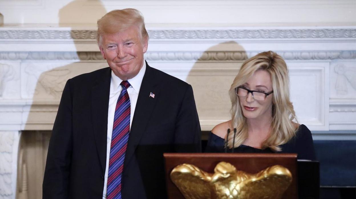 Donald Trump y la pastora Paula White durante un evento